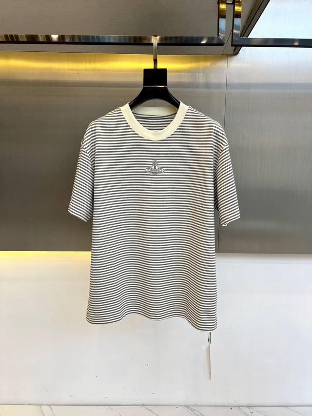 p300 viviennewestwood西太后、25S春装新品土星Logo黑白相间条纹撞色设计短袖T恤，采用定织撞色条纹面料，定织定染，经典永不过时的黑白撞色