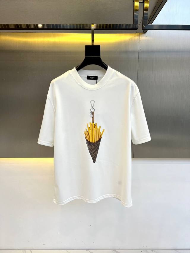 p250 fendi芬迪、2025春夏男士新款经典Logo压印圆领短袖T恤。进口丝光棉面料，面料手感丝滑柔软，透气亲肤性极佳，着身无比的舒适，整体质感相当之高！