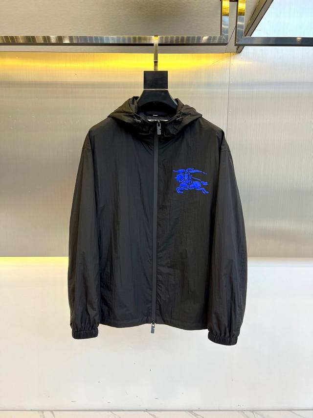 p480 burberry/巴宝莉、2025S早春新款战马薄夹克连帽风衣外套。尼龙连帽外套，装饰马术骑士徽标(Ekd)贴花。质地轻盈，呈现休闲版型。 来自Bur