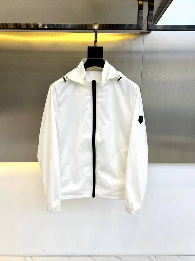 p480 ermenegildo Zegna/杰尼亚、25春夏新品连帽夹克风衣外套。杰尼亚号称精英男装时装界的天花板，款式精简大方，工艺精细整洁，以精湛匠心还原