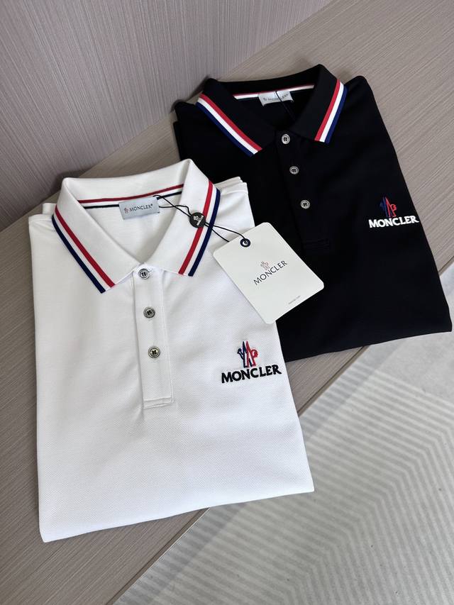p220 Mon蒙口25Ss春夏新款丝光珠地翻领Polo 胸前刺绣3D立体刺绣品牌字母标识 领子袖口经典红蓝条纹装饰，上身舒适轻柔 标准版型 颜色：黑，白 码数
