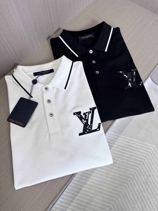 p220 Lv驴家25Ss春夏新款丝光珠地翻领Polo 胸前刺绣贴布3D立体刺绣品牌字母标识 领子袖口条纹装饰，上身舒适轻柔 标准版型 颜色：黑，白 码数：M