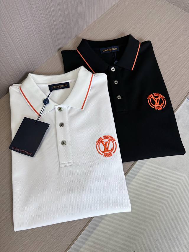 p220 Lv驴家25Ss春夏新款丝光珠地翻领Polo 胸前刺绣橙色3D立体刺绣品牌字母标识 领子袖口条纹装饰，上身舒适轻柔 标准版型 颜色：黑，白 码数：M