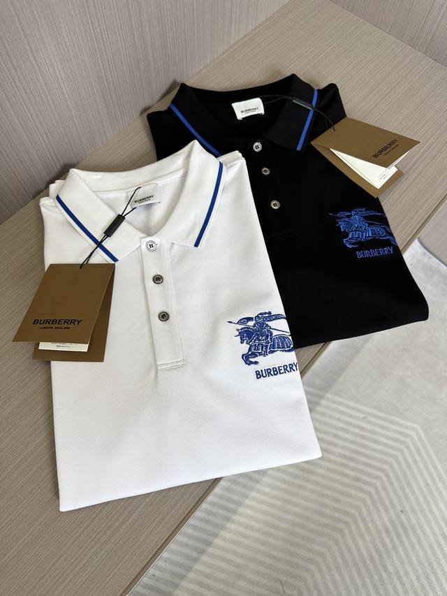 p220 Bbr家25Ss春夏新款丝光珠地翻领Polo 胸前刺绣蓝色战马标识 上身舒适轻柔 标准版型 颜色：黑，白 码数：M L Xl Xxl Xxxl