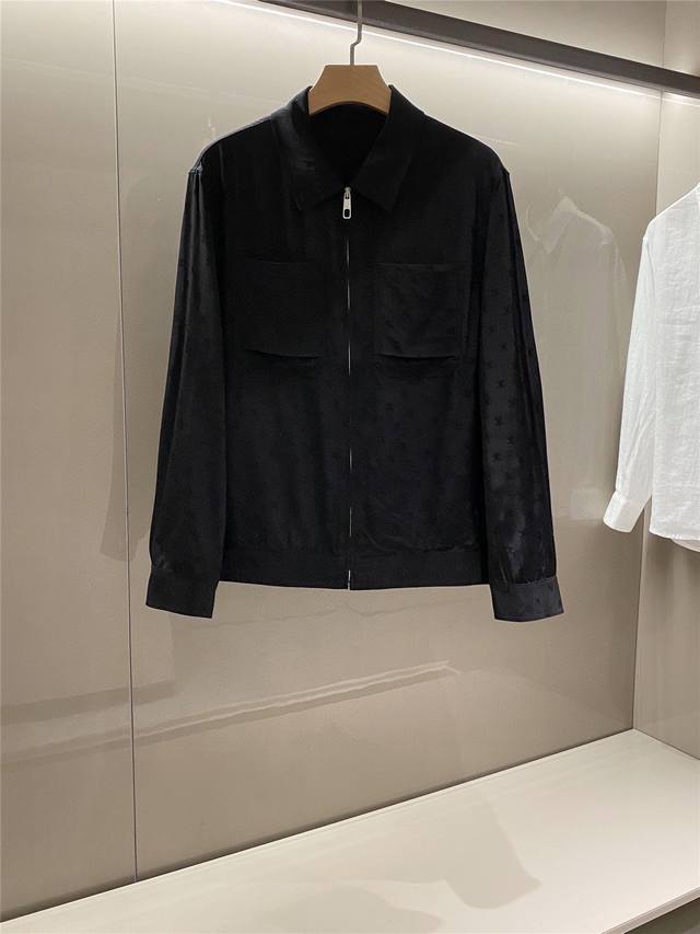 p430 老钱低奢风，Celine翻领男士夹克外套，客供进口面料，全新聚酯纤维面料配合低奢的Celine专用品牌标示绣花，绸缎既视感的聚酯纤维面料，经过多次调试