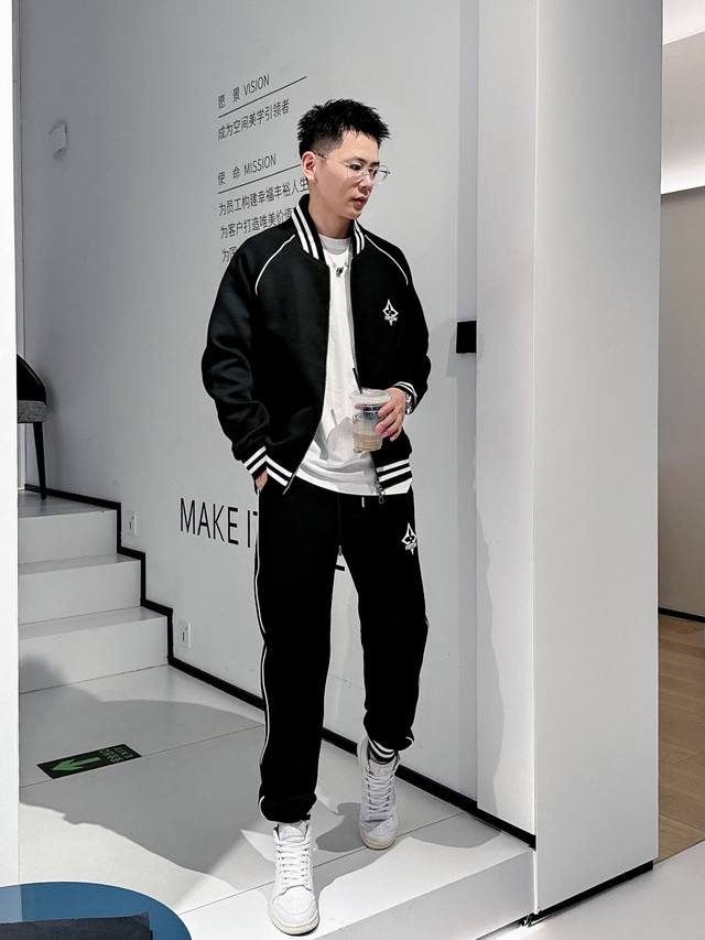 p560 Lv 2024秋冬新款时尚休闲套装 品牌经典Logo ，舒适度极好，手触感强烈。辨识度极高 定制进口面料 色泽清新 做工精细 ～上身超赞 【：码数】