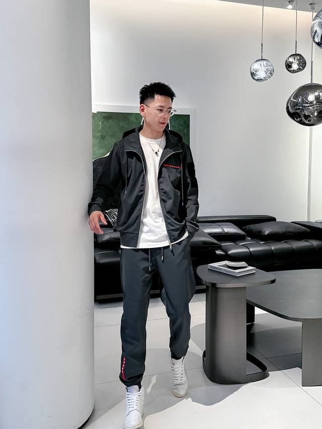 p600 普拉达 24秋冬新款面料质感柔软细腻。经典立体拉链搭配阔腿直筒裤！一套上身高级帅气！原版定制配色拼接工艺低调奢华。两侧织带拼色元素呈现张弛有度的运动感