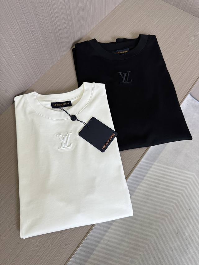 p180 Lv驴家25Ss春夏新款圆领短袖，定制纯棉材质，舒适透气，胸前3D立体刺绣字母图案设计 时尚百搭，休闲单品 颜色：黑色，白色 码数：S-2Xl
