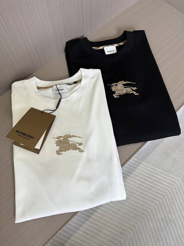 p180 Bbr家25Ss春夏新款圆领短袖，定制纯棉材质，舒适透气，胸前刺绣战马图案设计 两侧拼接经典格纹，时尚百搭，休闲单品 颜色：黑色，白色 码数：S-2X