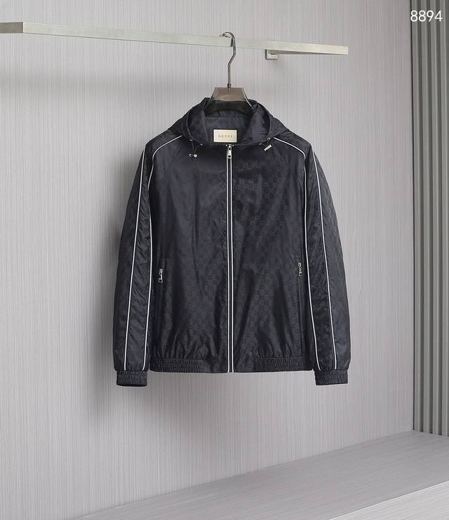 p400 8894Gucci Fw新款双 Grl小提花双面穿连帽夹克外套，轻奢主义男女日常通勤穿搭必备单品，正面为原材料高密度棉质帆布定染后进行全副双 G 提花