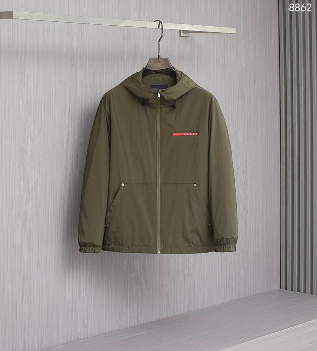 p380 8862 2025早春新款 Prada 普拉达夹克风衣 时尚连帽风衣外套 面料舒适柔软 商务休闲类 经典的品牌Logo装饰设计理念完美 符有独特的魅力