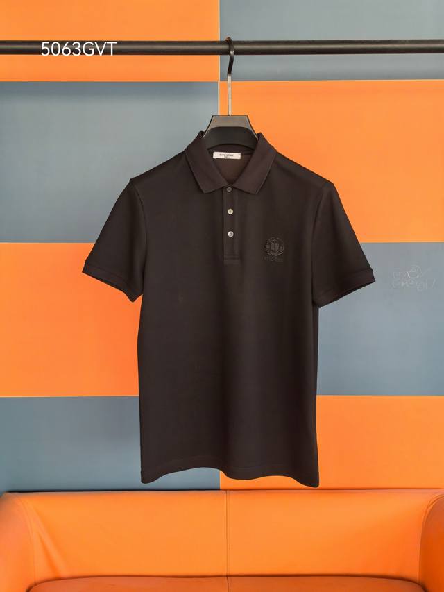 p230 2025春夏系列新品 givenchy 纪梵希 春夏无疑是型男衣橱必备品、Polo新品简约工艺系列，定制丝光双面棉质珠地面料，这样的面料够清爽，不容易