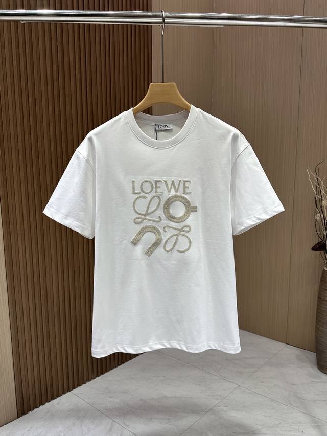 p210 【Loewe】罗意威 春夏新款限定错位刺绣图案短袖，圆领宽松休闲惬意，适合日常生活的各种场合，简约纯色的大身，胸前田岛机立体错位刺绣元素图案点缀，是罗