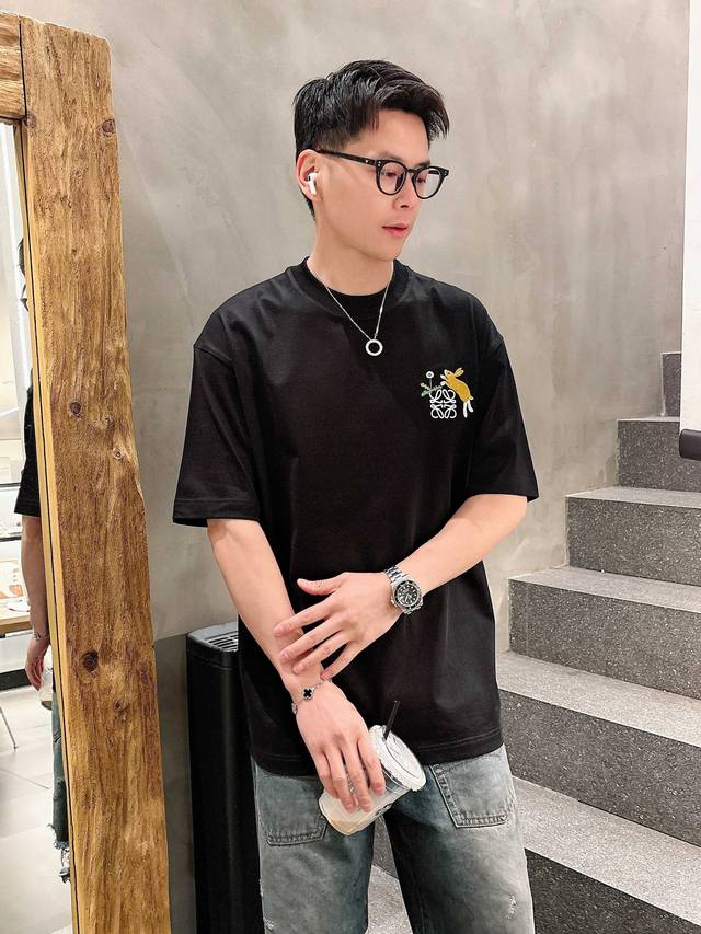 p230 罗意威 2025春夏新款首发专柜最新款短袖圆领T恤 高端订制 设计前卫时尚！品牌Logo重工艺设计 高端定制丝光云朵棉面料.手感柔软.穿着舒适.专柜级
