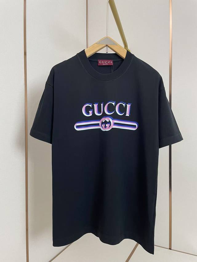 p160 Gucci粉色字母T恤 纯净底色 配上彩色字母条纹 就像夏日里的马卡龙冰淇淋 甜酷满分 双层螺纹领口 肩部通肩压条 280G纯棉面料 黑白双色 男女同