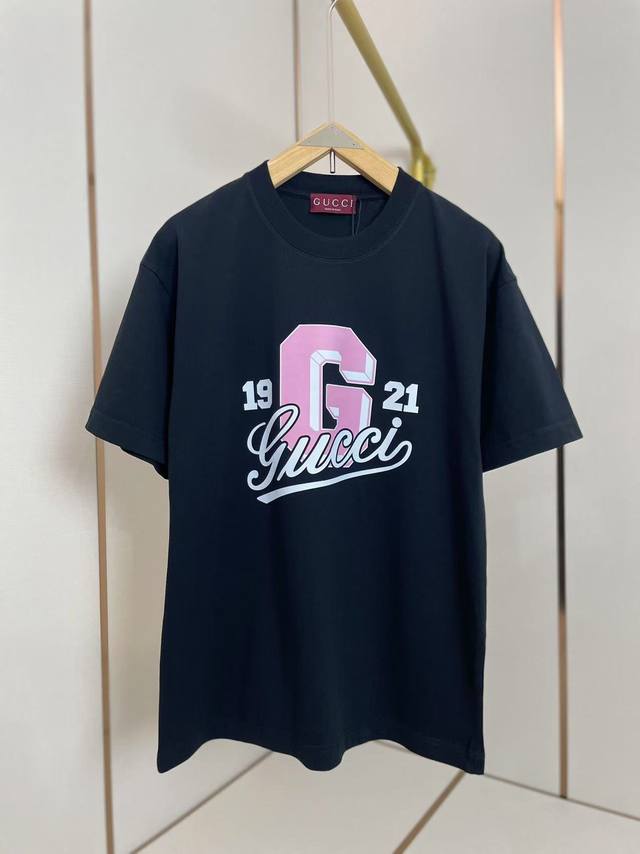 p160 Gucci2025新款1921字母T恤 复古签名简约而不失时尚感 双层螺纹领口 肩部通肩压条 280G纯棉面料 黑白双色 男女同款码数S-Xxl 20