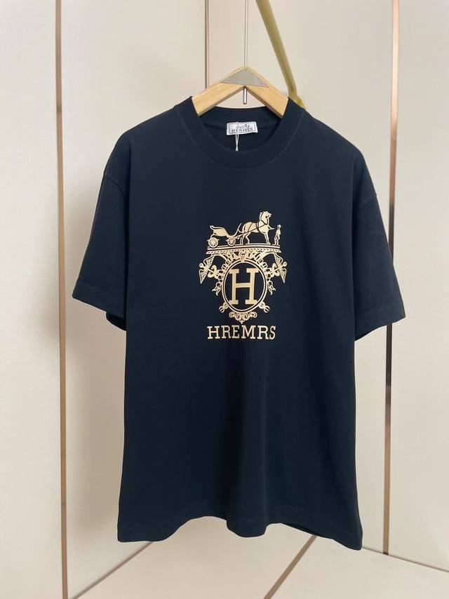p170 爱马仕2025Ss大Logot恤 金色硅胶Logo尽显尊贵 双层螺纹领口 肩部通肩压条 280G纯棉面料 黑白双色 男女同款码数S-Xxl 2025