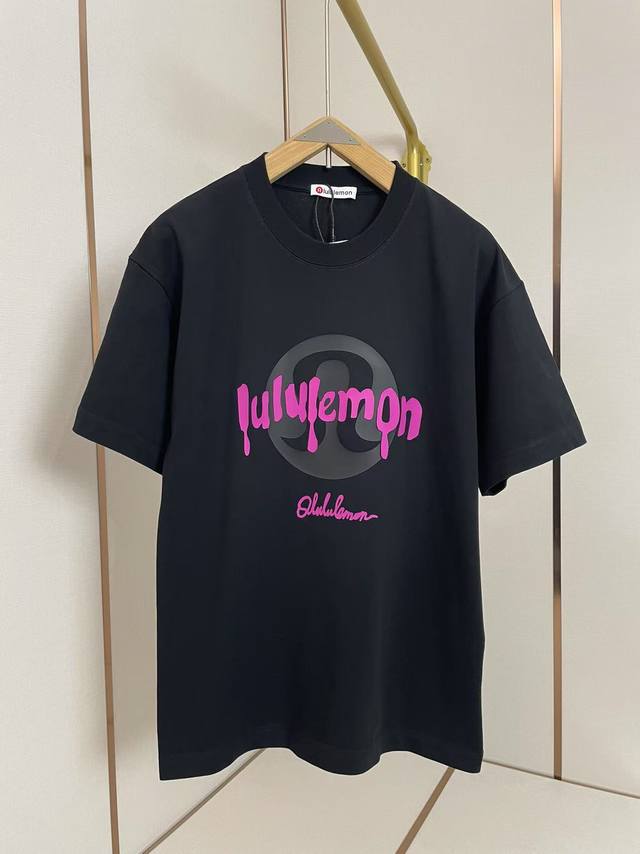 p170 Lululemon2025新款恶搞字母T恤 硅胶印花棱角分明 潮人必备单品 肩部通肩压条 280克纯棉面料舒适透气 黑白双色 男女同款 码数S-Xxl