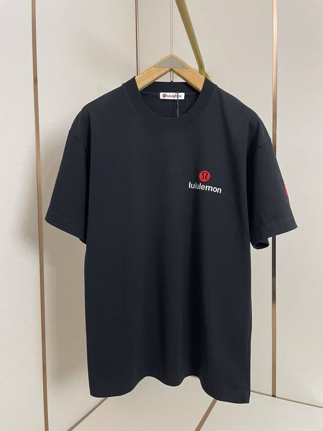 p170 Lululemon2025新款简约字母T恤 袖口专属小标 既时尚又成熟。双层螺纹领口 肩部通肩压条 280克纯棉面料舒适透气 黑白双色 男女同款 码数