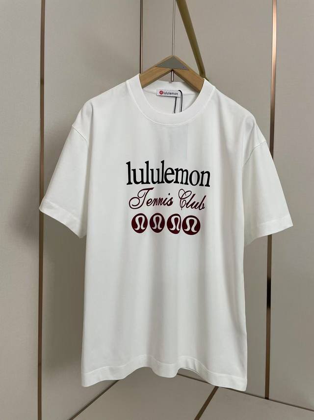 p170 Lululemon 2025新款植绒字母T恤 百搭款 简约是最终的时尚 肩部通肩压条 280克纯棉面料舒适透气 白色 男女同款 码数S-Xxl 202