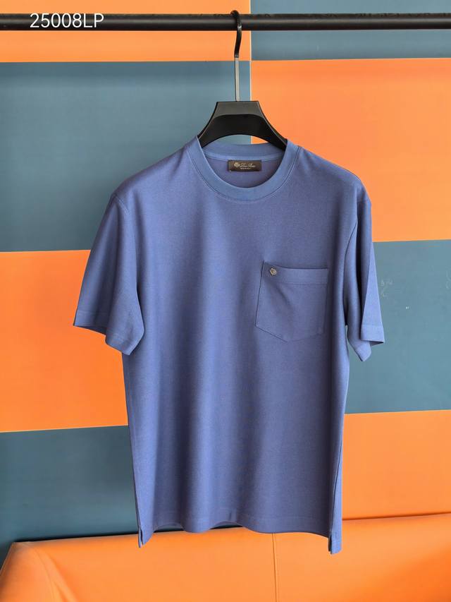 p210 2025春夏系列新品 lp 男士丝光珠地圆领T恤 这款T恤衫的丝光棉质珠地面料上有着独特的蜂窝织纹。轻盈亲肤的面料提升穿着的舒适感，而胸前贴袋饰以品牌