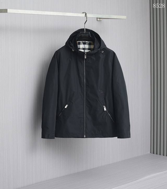 p400 8528 Burberry 巴宝莉2025早春新款夹克外套，意大利进口面料时尚夹克外套。原版五金配件，欧洲专柜同步，上身更随意大方，专柜原版五金奢华高