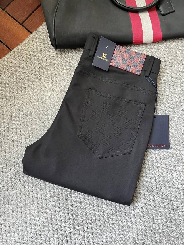 p260 Lv‘’2025Ss春夏新款 高级定制专用面料 定制原版五金 重工工艺打造 车工走线精细 定制面料 柔软舒适 质感显著 辅料精美 上身效果超赞 三标齐