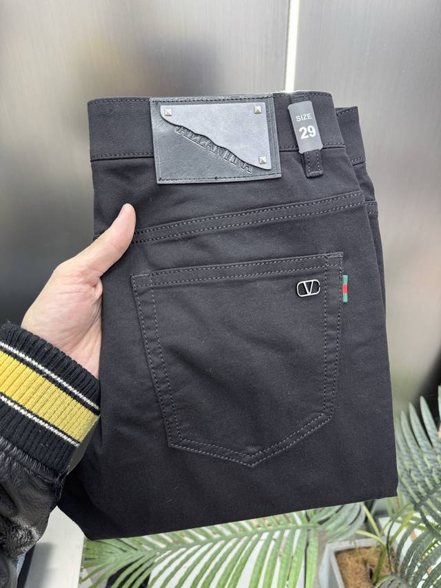p200 华伦天奴 春夏最新品牛仔裤出入专卖店无压力 专柜热销款 品味与价值共享 身穿着非常舒适 低调不失奢华 穿出去非常有档次,裤型款式和裁剪亦无需多言 上身