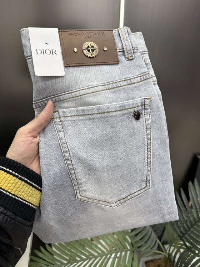 p200 Dior 春夏最新品牛仔裤出入专卖店无压力 专柜热销款 品味与价值共享 身穿着非常舒适 低调不失奢华 穿出去非常有档次,裤型款式和裁剪亦无需多言 上身