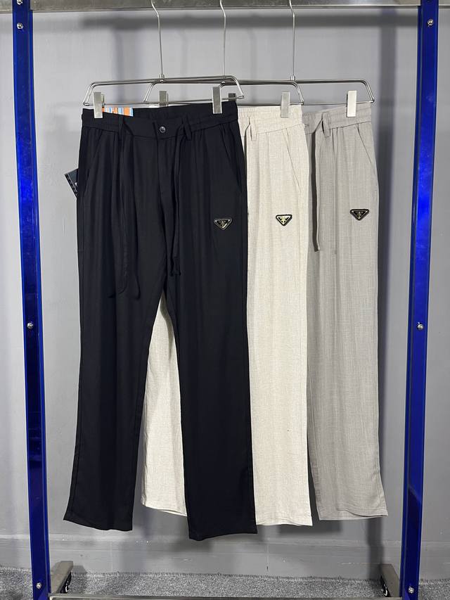 p220 普拉达 2025春夏新款 男士麻料休闲裤！复杂的手工艺叠加，任何一个环节多停留几秒都会变成完全不一样的颜色效果，所以越加珍贵，特别持久、耐味…… 选用