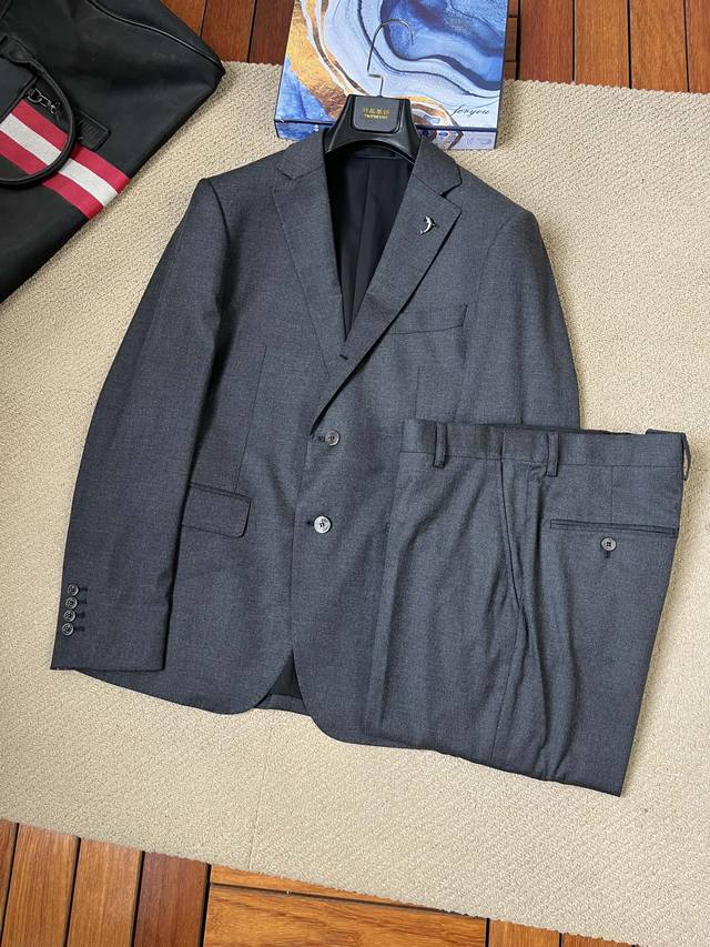 new# p560 Tb 24//商务休闲西服套装！【衣服西裤】得体的西装在许多人的心中绝对占有很重要的地位，不论是精英职场还是其他的正式场合，在你犹豫不定之时