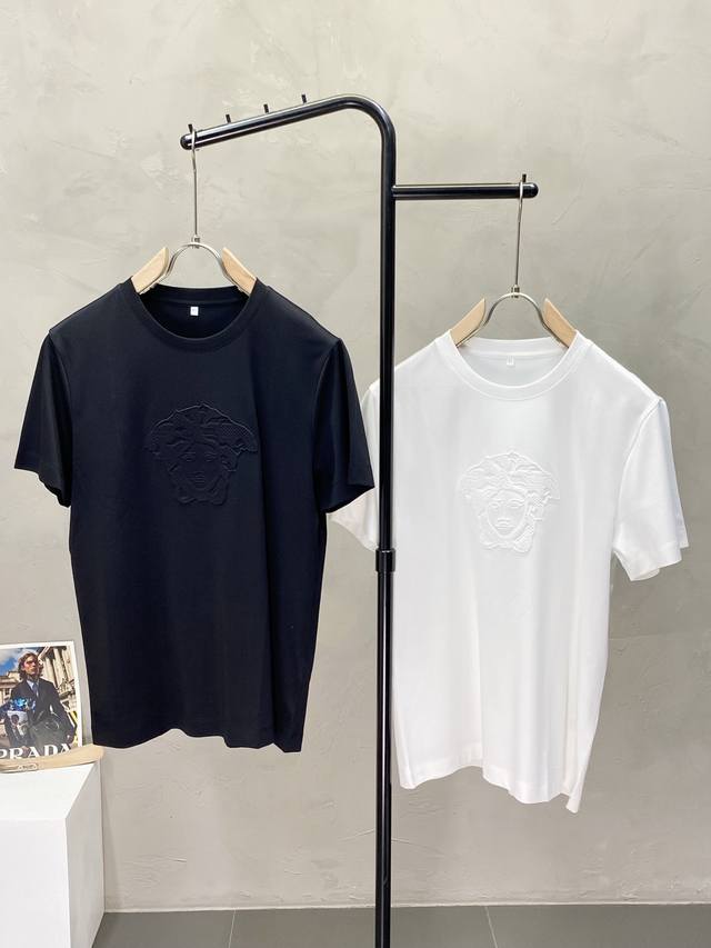 p250。Versace范思哲独家专供新款原单男士休闲短袖 高端定制 高端版本 时尚百搭爆款进口面料 手感超柔软细腻 穿着亲肤舒适 高端精品 代工厂精细做工 上