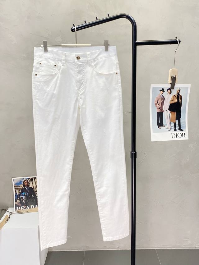 p290。Tom Ford汤姆福特独家专供新款休闲牛仔裤高端版本！专柜定制面料 透气舒适度高，细节无可挑剔，品牌元素设计理念，体现高品质。手感细腻柔软！呈现休闲