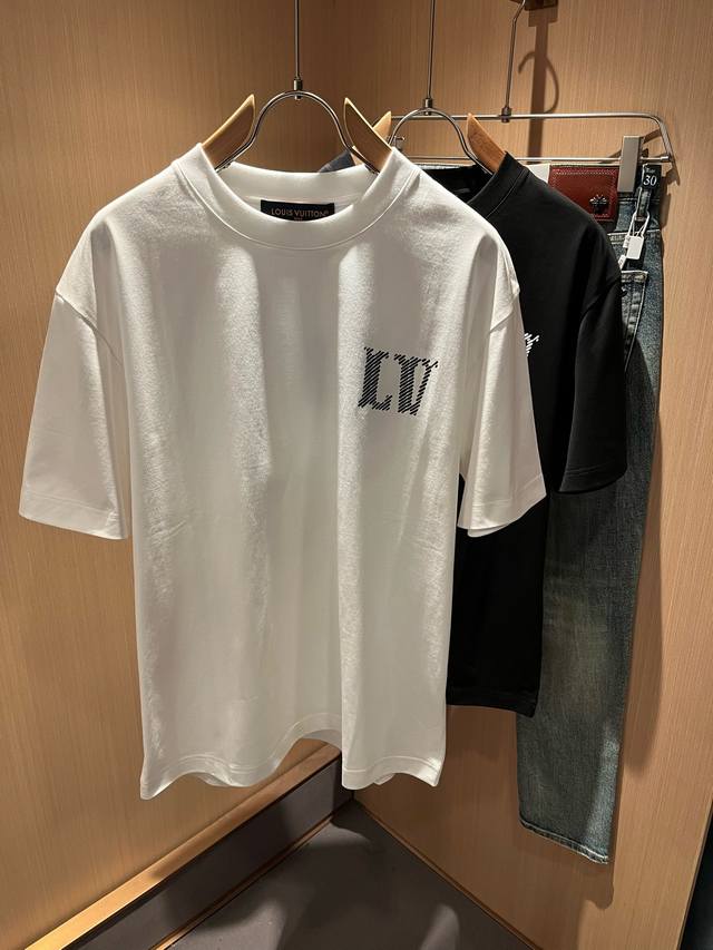 P220 Louisvuitt*路易*登 2025春夏全新系列单品上线，非常时髦前卫的一款男女同款短袖T恤，标识Logo图案印花修饰！区别于以往的不同，宣示品牌