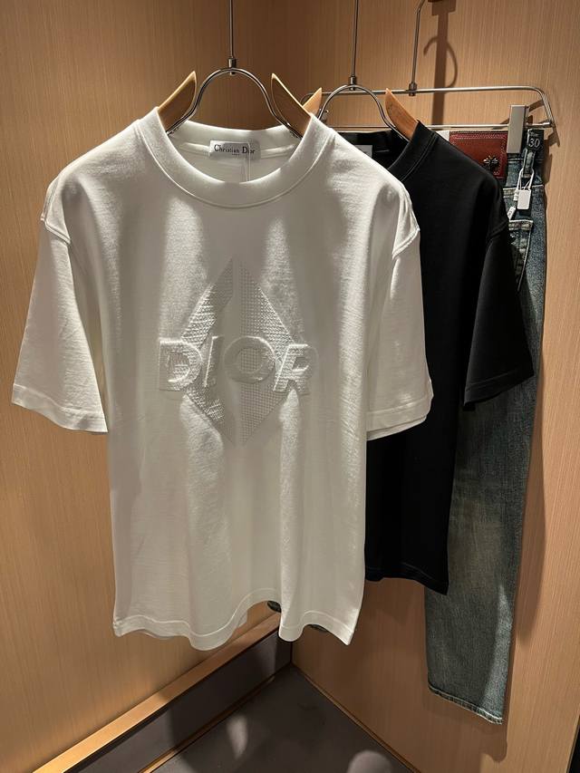 p220 Dio*迪家 2025春夏新款男女同款短袖T恤，专柜同步发售！定制专属260克纯棉面料，定制原版工艺螺纹，胸前Logo图案植绒工艺设计！简约大方，从容
