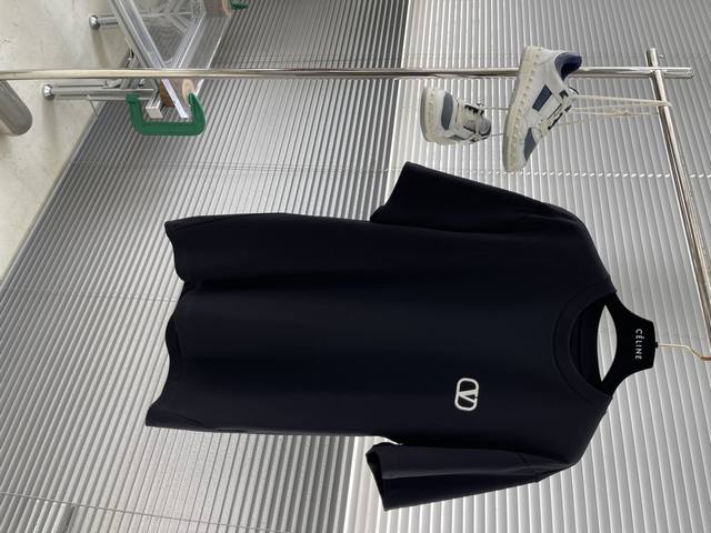 p230 -Vltn 2025春夏新款短袖T恤 尺码：M-5Xl 微阔版型 面料：230克重纯棉面料 触感亲肤柔软且挺括有型 p.S：稍微宽松版型设计松弛舒适