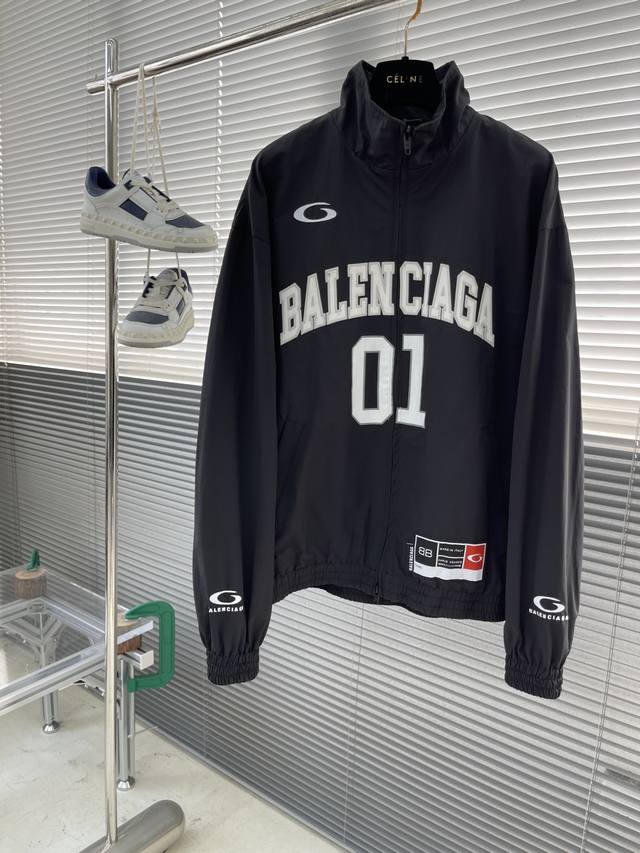p440 -Balenciag 足球运动夹克 采用50%棉+50%锦纶科技府绸，赋予夹克轻盈挺括的质感与卓越的透气性，适应高强度运动需求。面料经特殊工艺处理，抗
