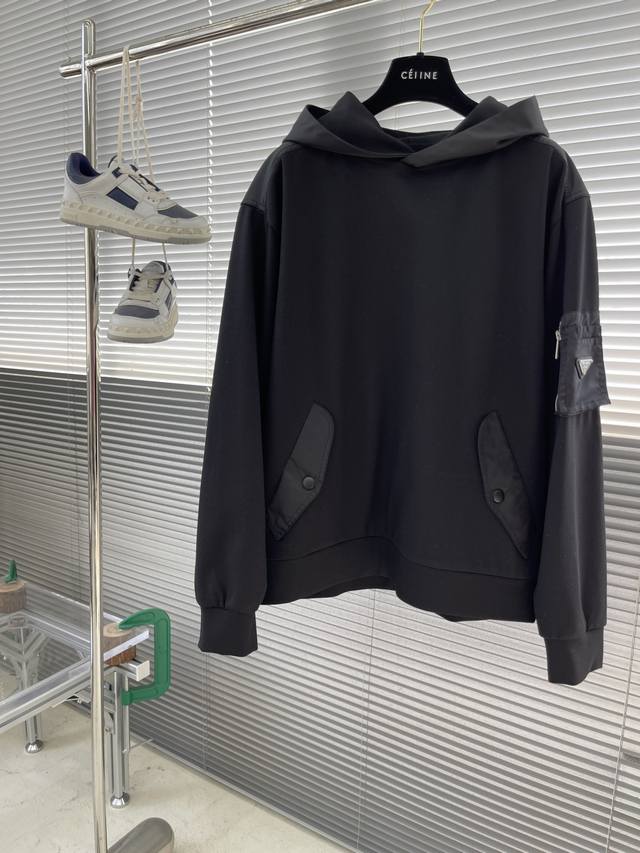 p310 -Prad 棉质抓绒和再生尼龙连帽运动衫 这款主体面料为棉质抓绒，将面料表面纤维经过特殊处理，使其产生大量的细小绒毛，这种面料具有保暖、防风、轻量、易