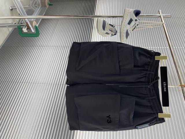 p290 -Y-3 Yamamoto山本耀司 早春新款Y3工装短裤，高端版本！定制天丝梭织面料， 透气弹力舒适度高，细节无可挑剔，体现高品质。 品牌元素设计理念