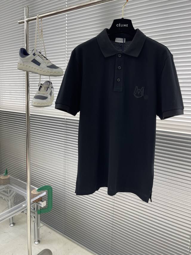 p300 -Mon 25早春夏新款Logo刺绣Polo短袖，这款Polo衫采用高端棉质珠地面料制成，是适合各种季节的隽永设计单品。蒙家经典款式，胸前以饰蒙家英文