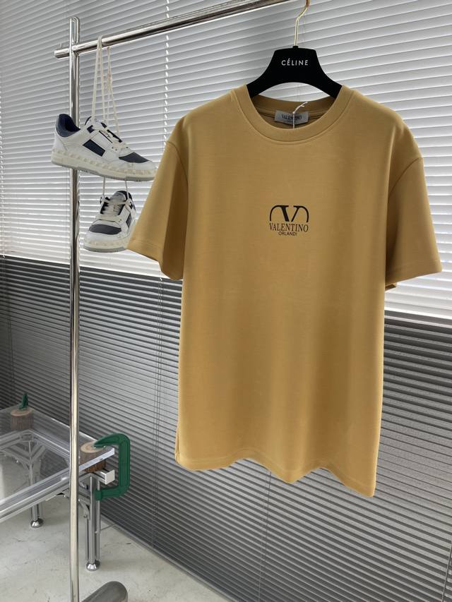 p210 -Vltn Orlandi短袖T恤，暖黄底色洋溢活力。后背标志性“V”元素搭配铆钉装饰，个性不羁，舒适版型，时尚与品质兼具，助你轻松打造独特穿搭。 码
