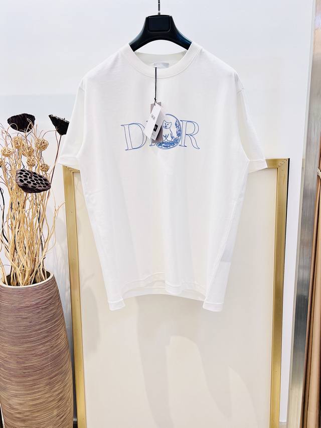 p270。Size：S/M/L/Xl 雾霾蓝/白两色 男女同款 Dio*迪奥2025Fw春夏系列这款 T 恤展示来自本季 Di*R And Hylton Nel