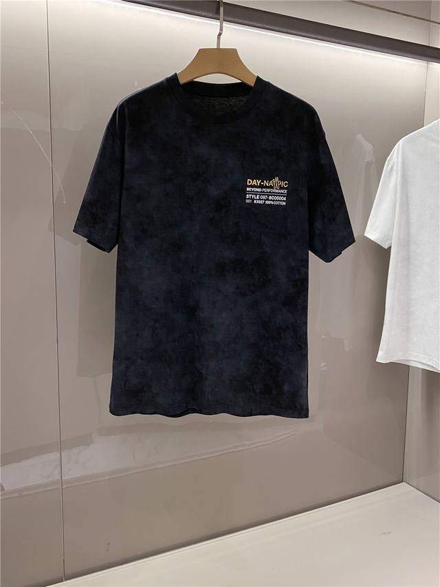 p250。Mo.Cler Genius系列单品之一，2025Ss春夏新款男士短袖水墨系列T恤，对M家系列产品大家自然不陌生，定制丝光棉面料做为夏季短袖主打面料之