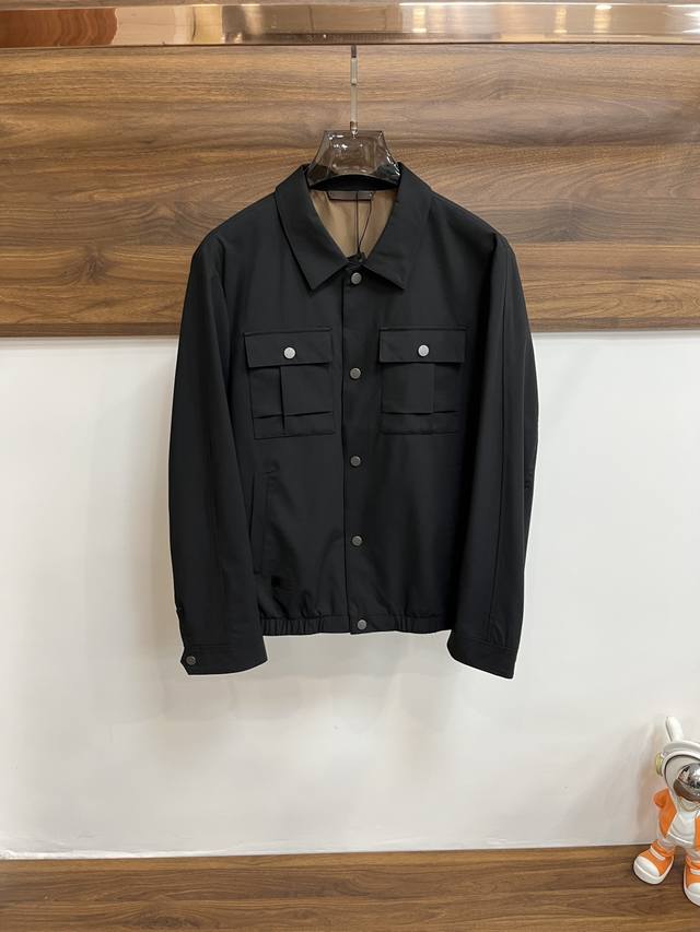 p560。 Zegna 2025Ss春季最新款杰尼亚翻领休闲外套 春款外套高端品质、高档制作工艺，版型面料五金都是专柜1:1定制，透气舒适合成面料，Logo采用