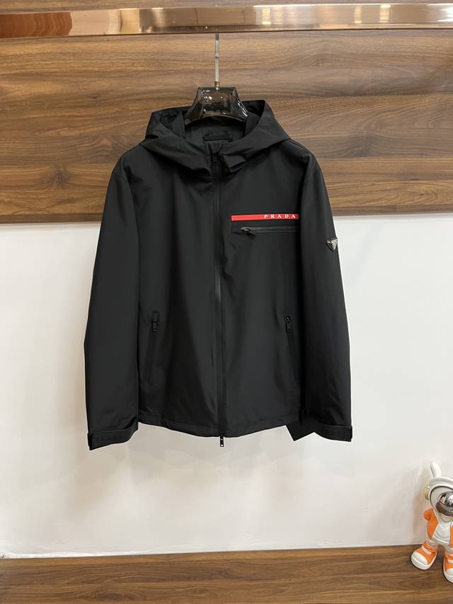 p560。 Prada 2025Ss春季最新款普拉达连帽休闲外套 春款外套高端品质、高档制作工艺，版型面料五金都是专柜1:1定制，透气舒适合成面料，Logo采用