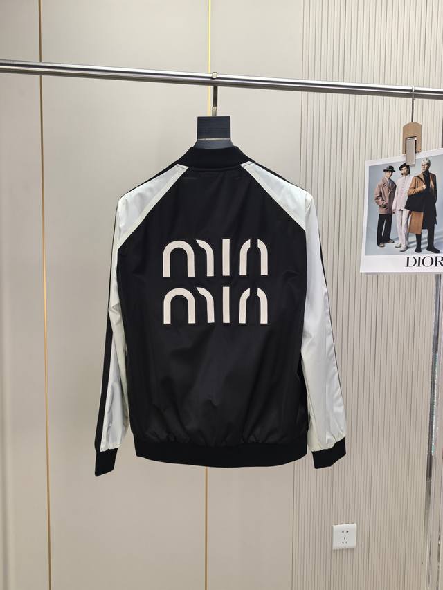 p390 Miumiu。25早春新品发售夹克外套，休闲日常穿搭！上身修饰身形、将时装美学和新都市商务休闲概念完美融合，通体将意式的极简、干练和户外功能性风格极致