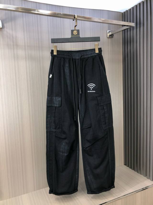 p330 巴黎世家。Ss25春夏新款男士松紧带牛仔裤面料弹性好。独家发售官网同步时尚优雅采用原色酵母水洗工艺H精选进口重磅丹宁牛仔面料配五金装饰真皮皮牌精致车线