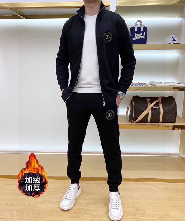 直批290 品牌【D&G杜嘉班纳】(加绒加厚)2025春款新品 ，明星最爱时装味休闲套装，干净利落剪裁 ，都市风十足 采用精品定制面料，内里保暖效果极佳，手感软