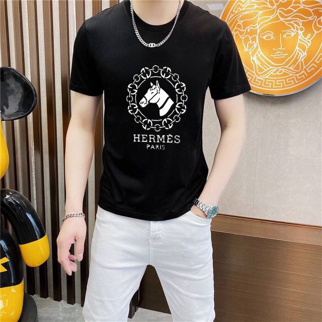 直批100 品牌【Hermes 爱马仕】(胖子福音)原单男士休闲短袖T恤，2025春夏新品，定制胸前顶级Logo 工艺、搭配整件细节 品质及剪裁设计都堪称一流，