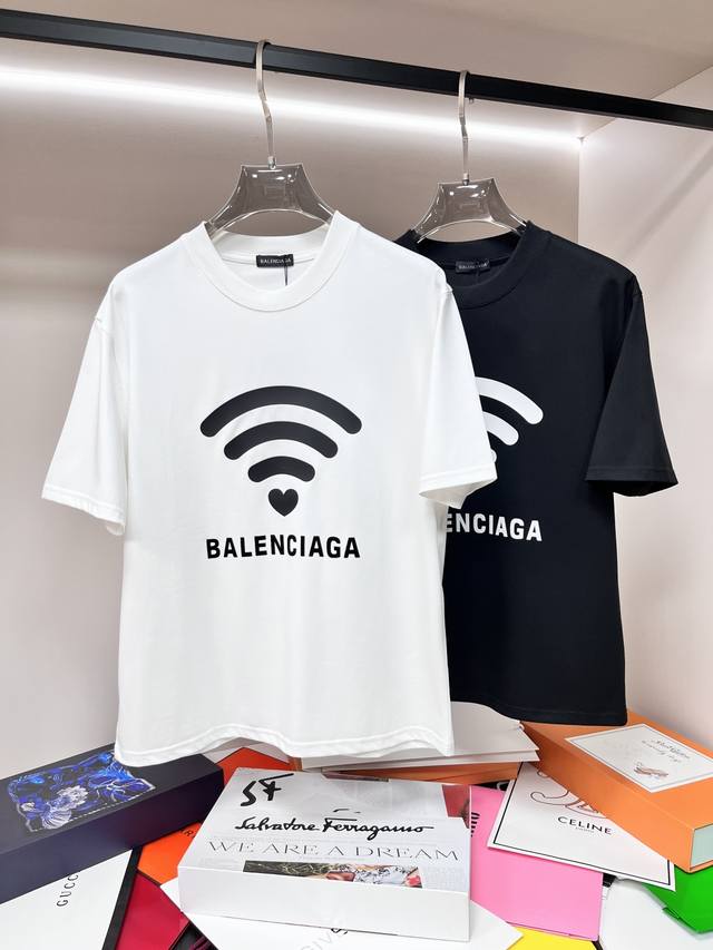 主推P220 Balencaiga 巴黎世家 2025春季独家专供新款潮男时尚休闲短袖T恤。春季新款休闲圆领短袖T恤衫，高端欧版原单潮流时尚精品！透气舒适度高，